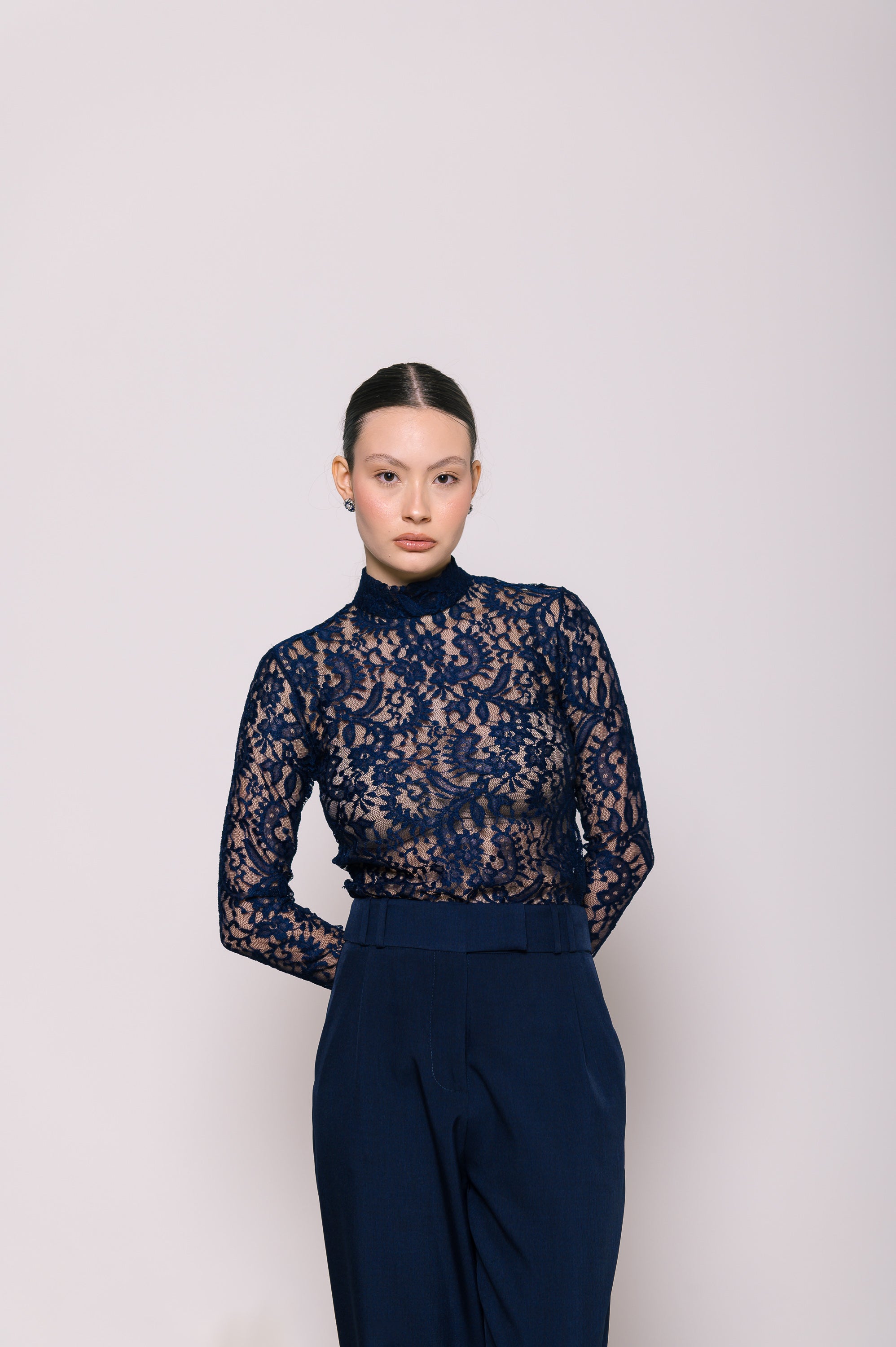 Blusa Gola Alta Renda Ametista Azul Marinho Ällie