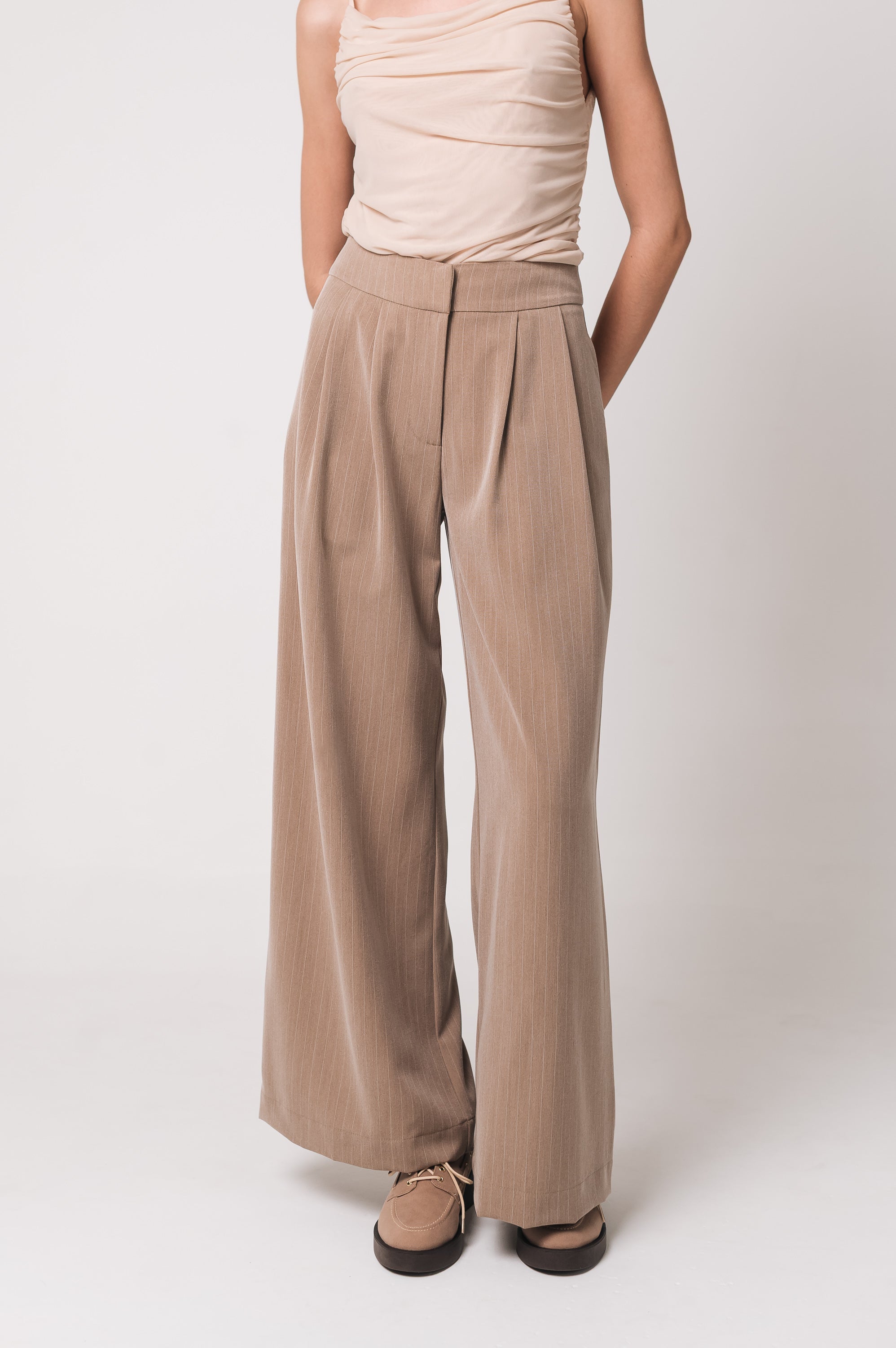Calça Pantalona Clementine Risca de Giz Capuccino