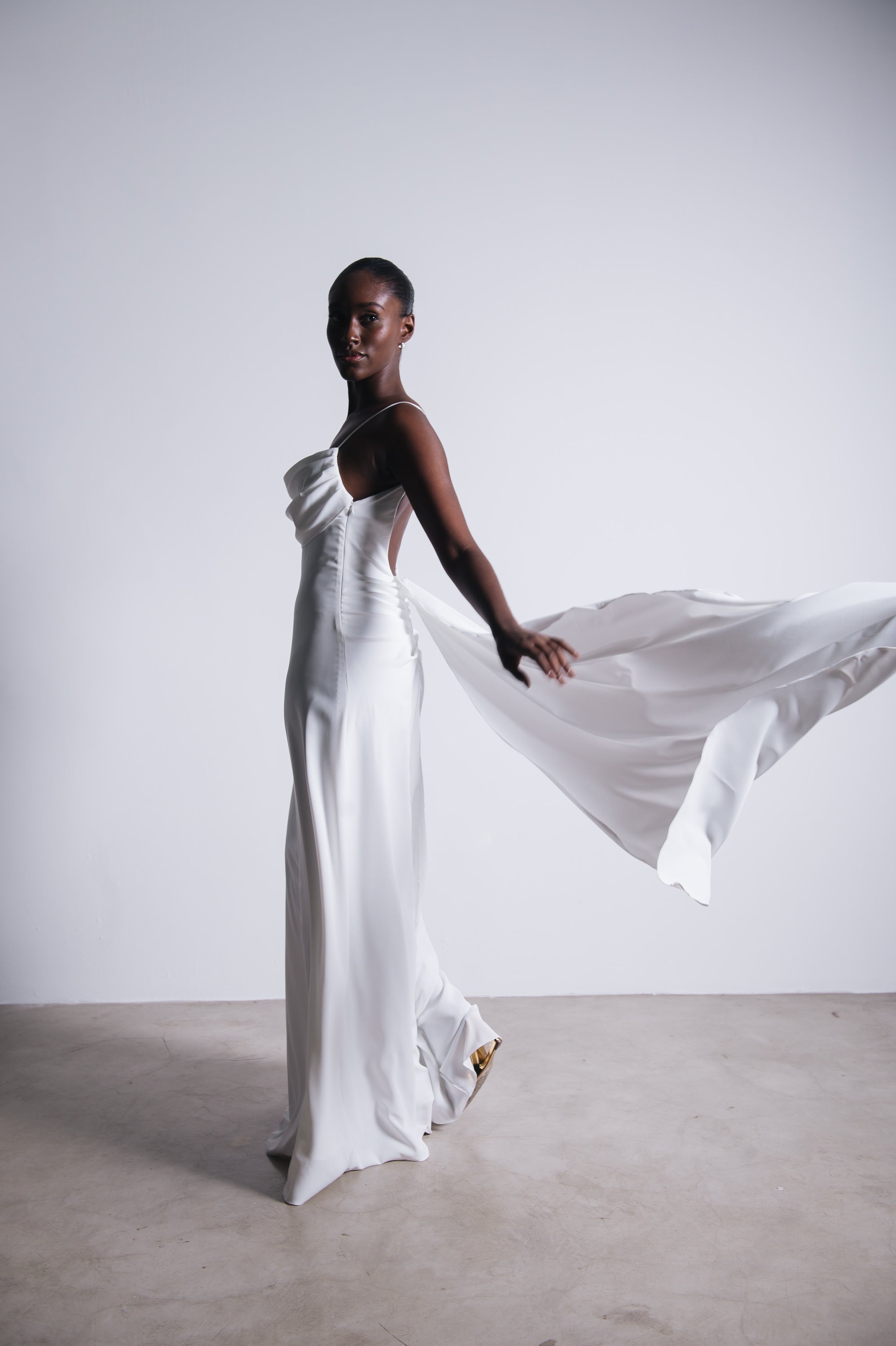 Vestido De Noiva Longo Fluido Zélia Off White Ällie