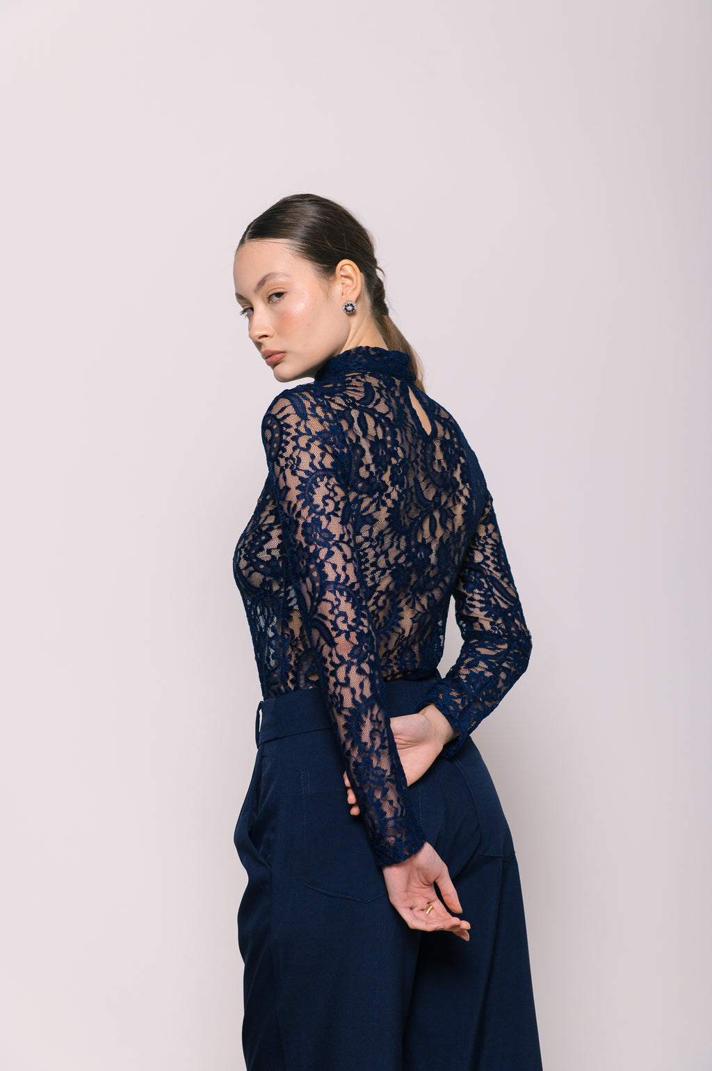 Blusa Gola Alta Renda Ametista Azul Marinho Ällie