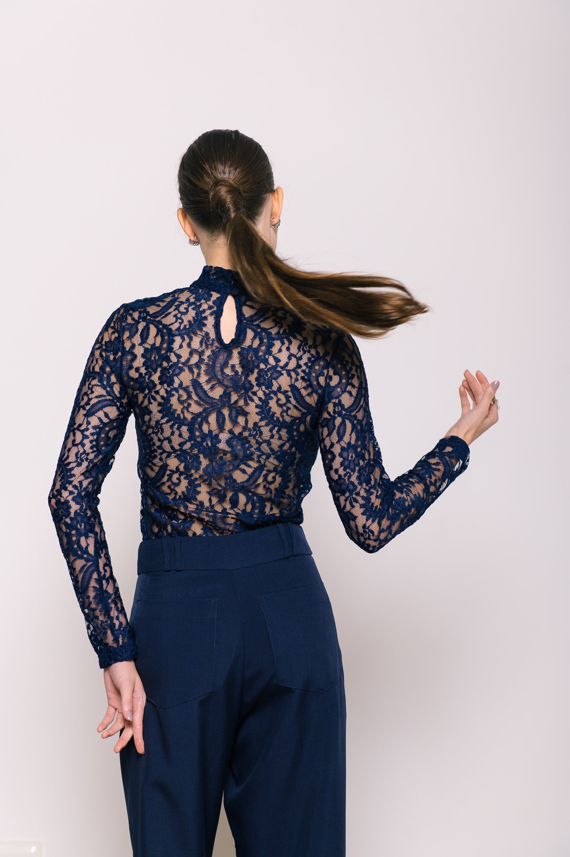Blusa Gola Alta Renda Ametista Azul Marinho Ällie