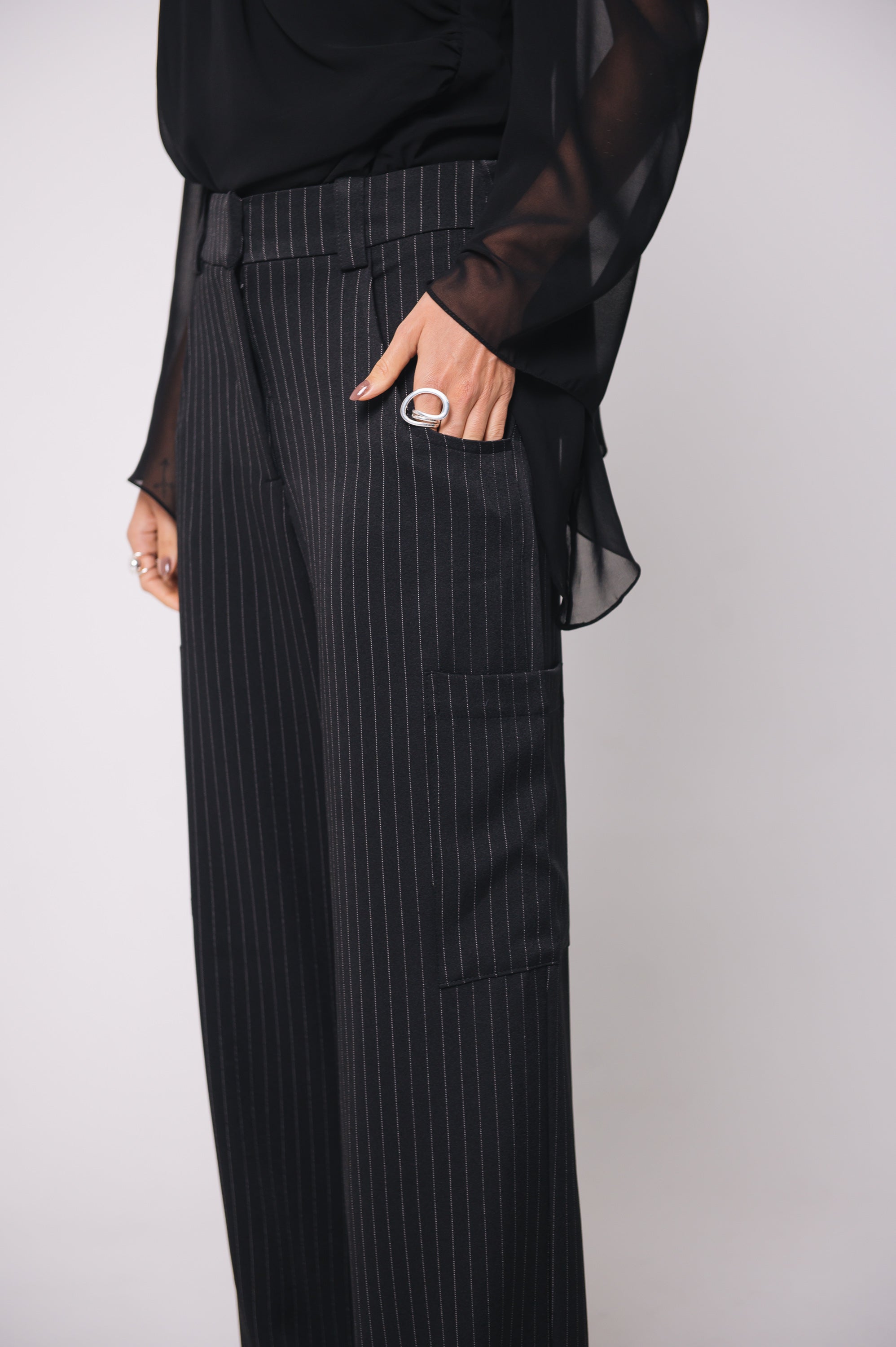 Calça Alfaiataria Geórgia Risca de Giz Preta Ällie