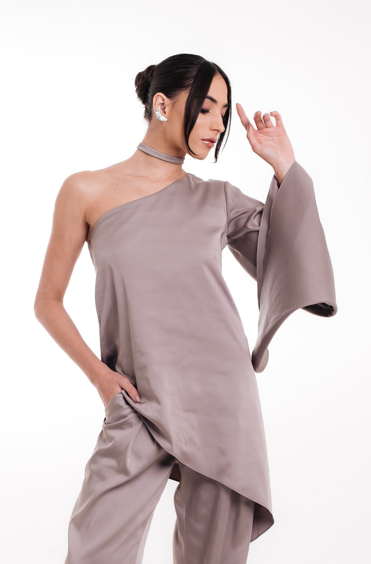 Blusa Assimétrica Acetinada Lucy Cinza Ällie