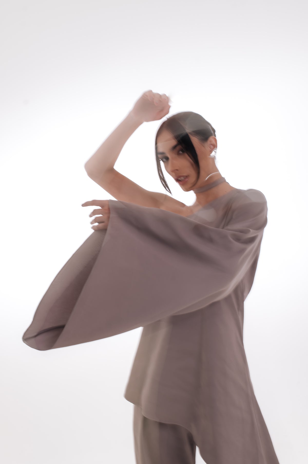Blusa Assimétrica Acetinada Lucy Cinza Ällie
