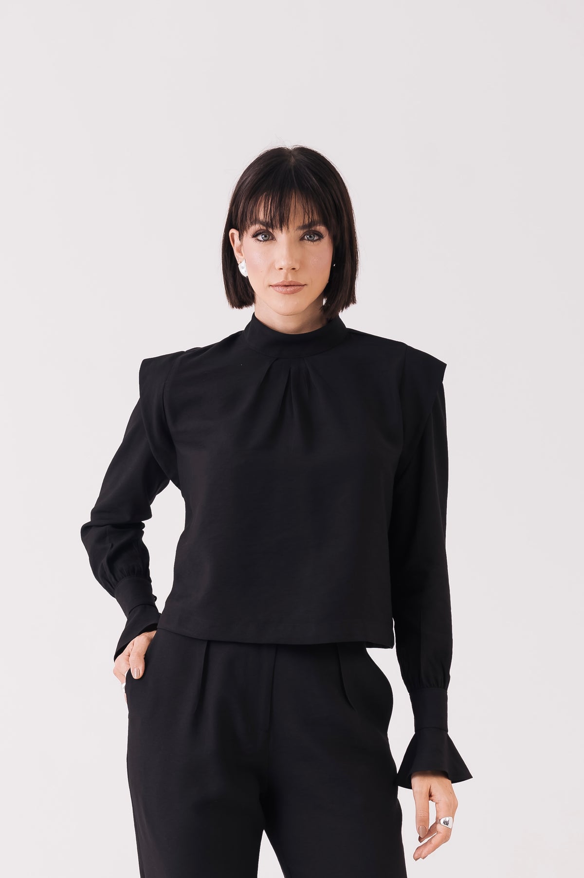 Blusa Alfaiataria Ombreira Cíntia Preta Ällie