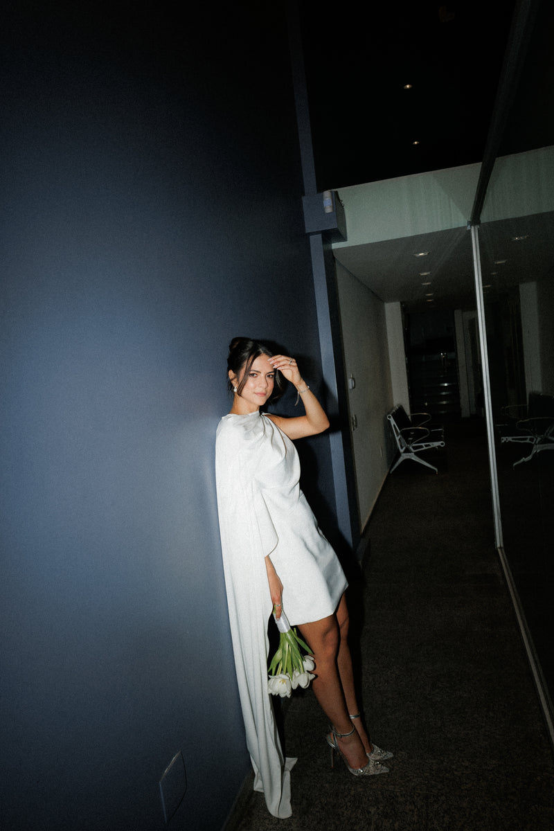 Vestido De Noiva Capa Assimétrica Nathalia Off White Ällie - foto adicional 4