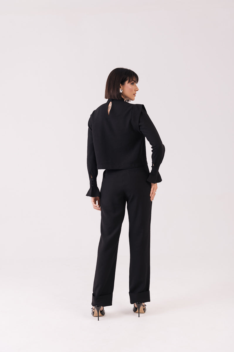 Blusa Alfaiataria Ombreira Cíntia Preta Ällie