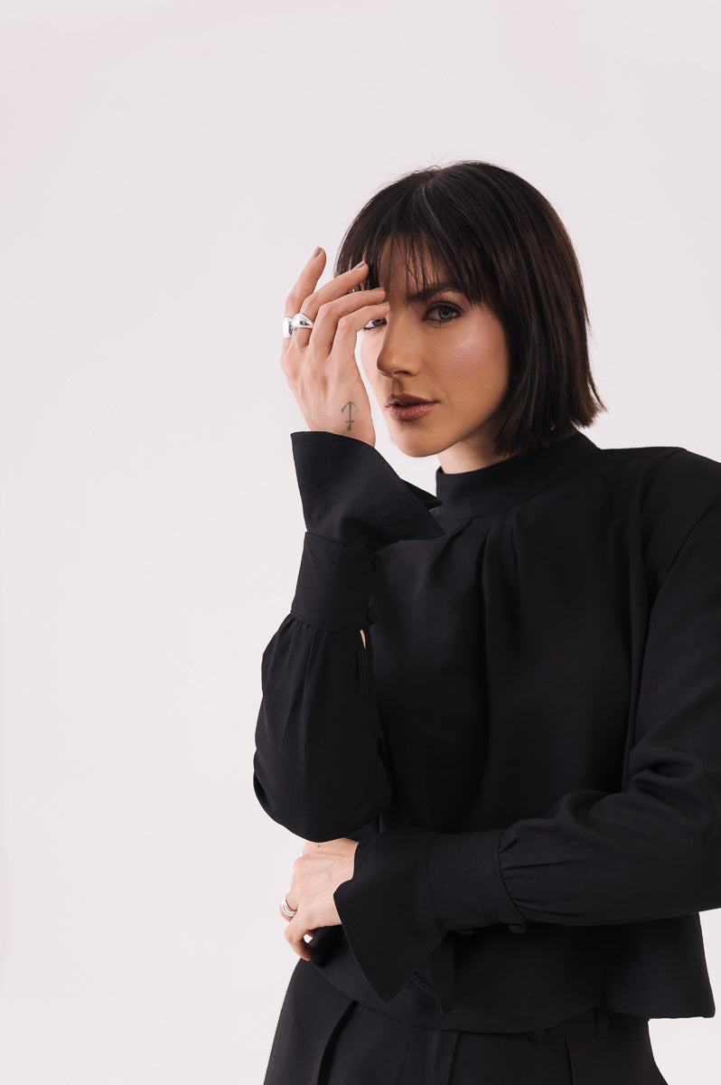 Blusa Alfaiataria Ombreira Cíntia Preta Ällie