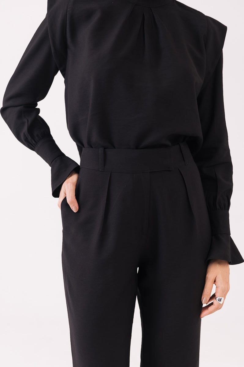 Blusa Alfaiataria Ombreira Cíntia Preta Ällie