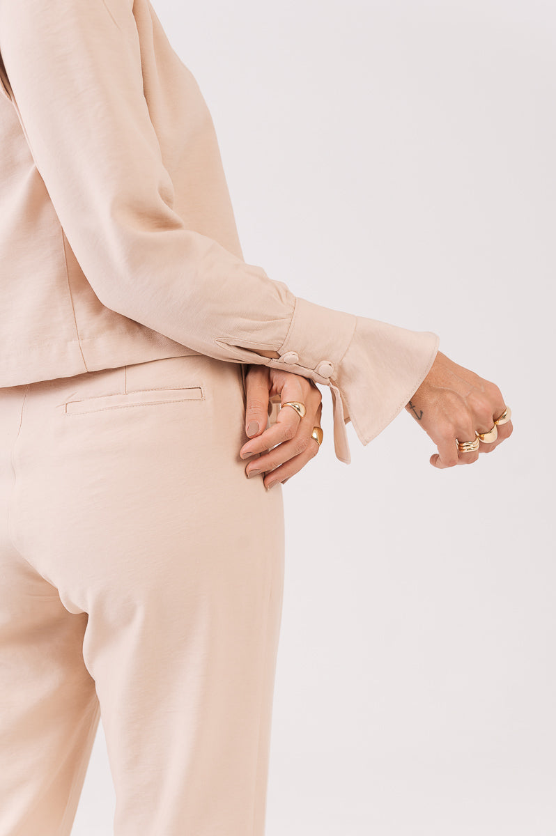 Blusa Alfaiataria Ombreira Cíntia Creme Ällie