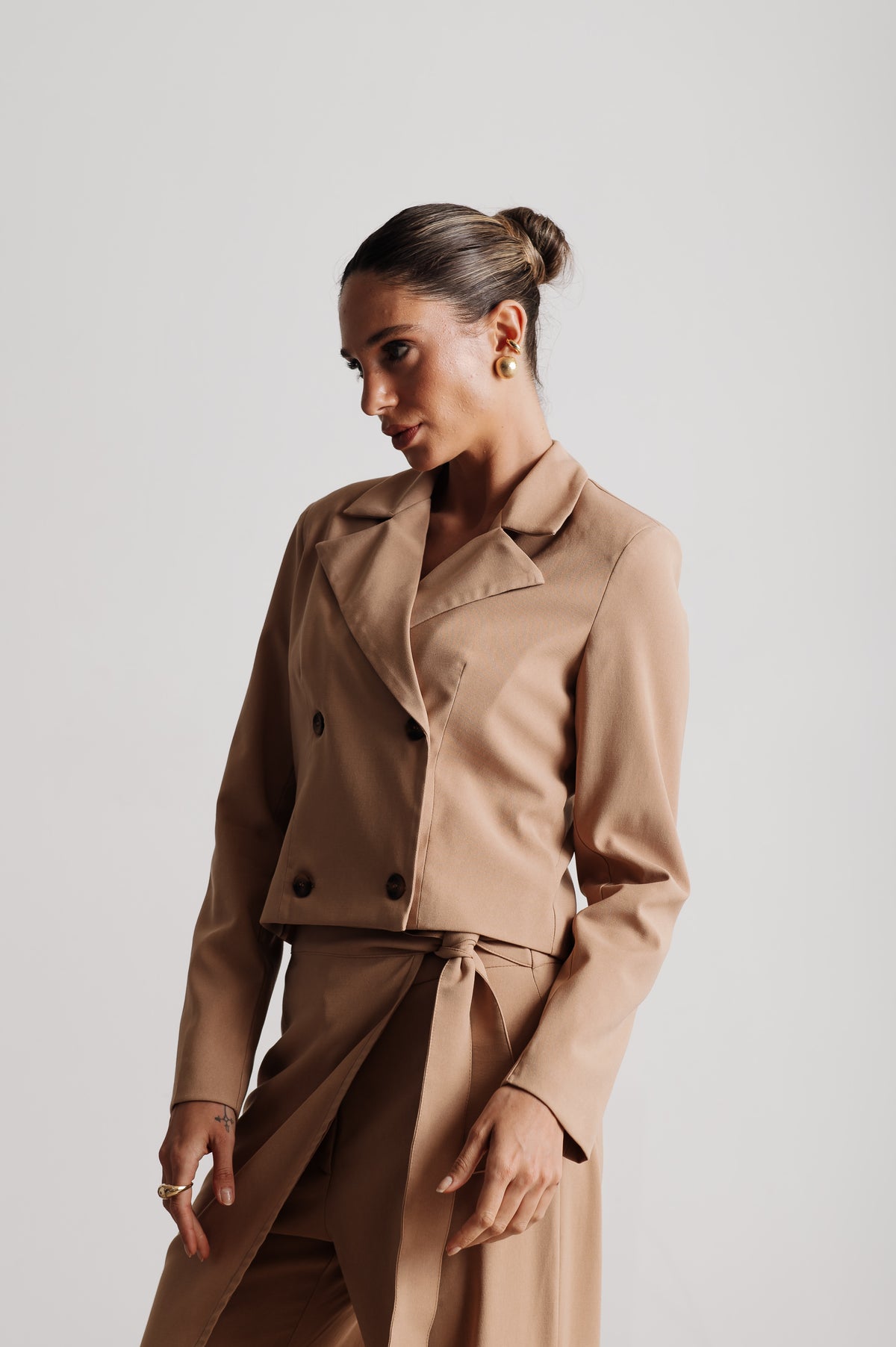 Blazer Curto Alfaiataria Ruth Caqui Ällie