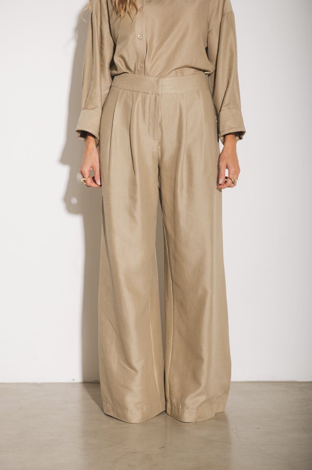 Calça Pantalona Alfaiataria Clementine Areia Ällie