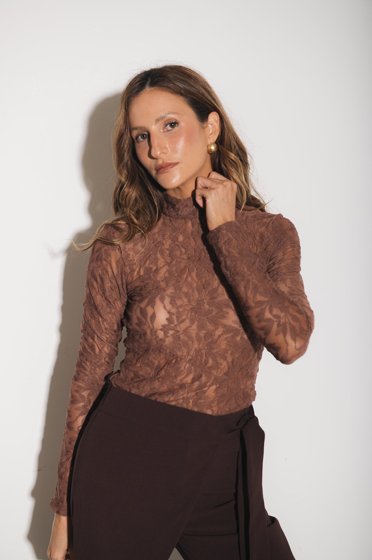 Blusa Gola Alta Renda Ametista Marrom Ällie