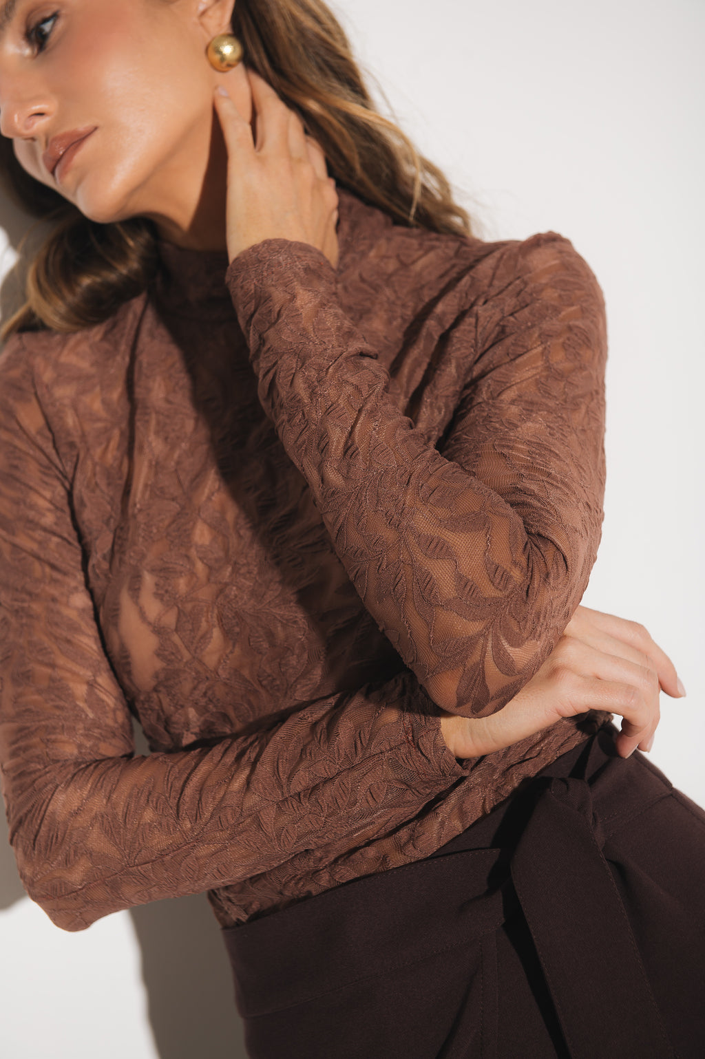 Blusa Gola Alta Renda Ametista Marrom Ällie