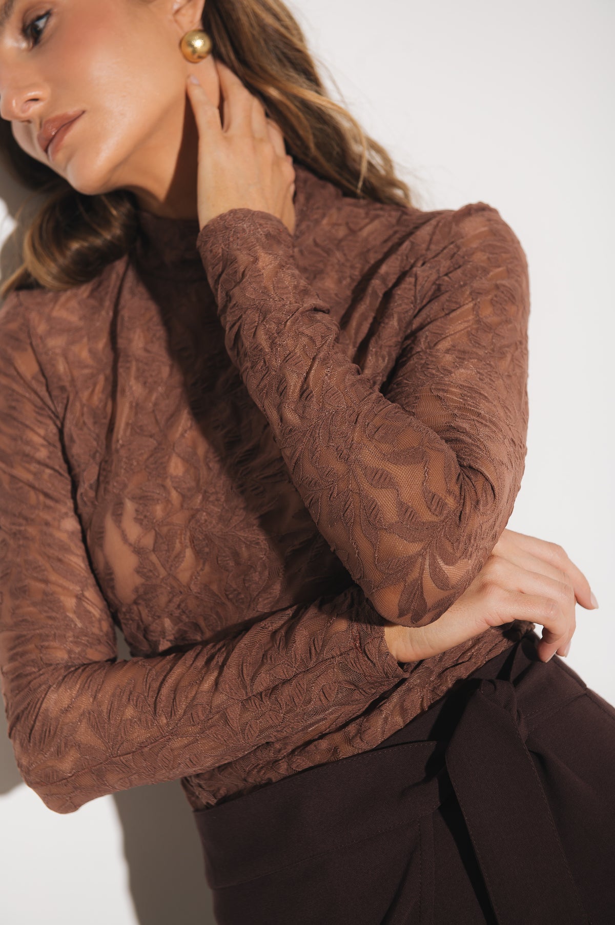 Blusa Gola Alta Renda Ametista Marrom Ällie