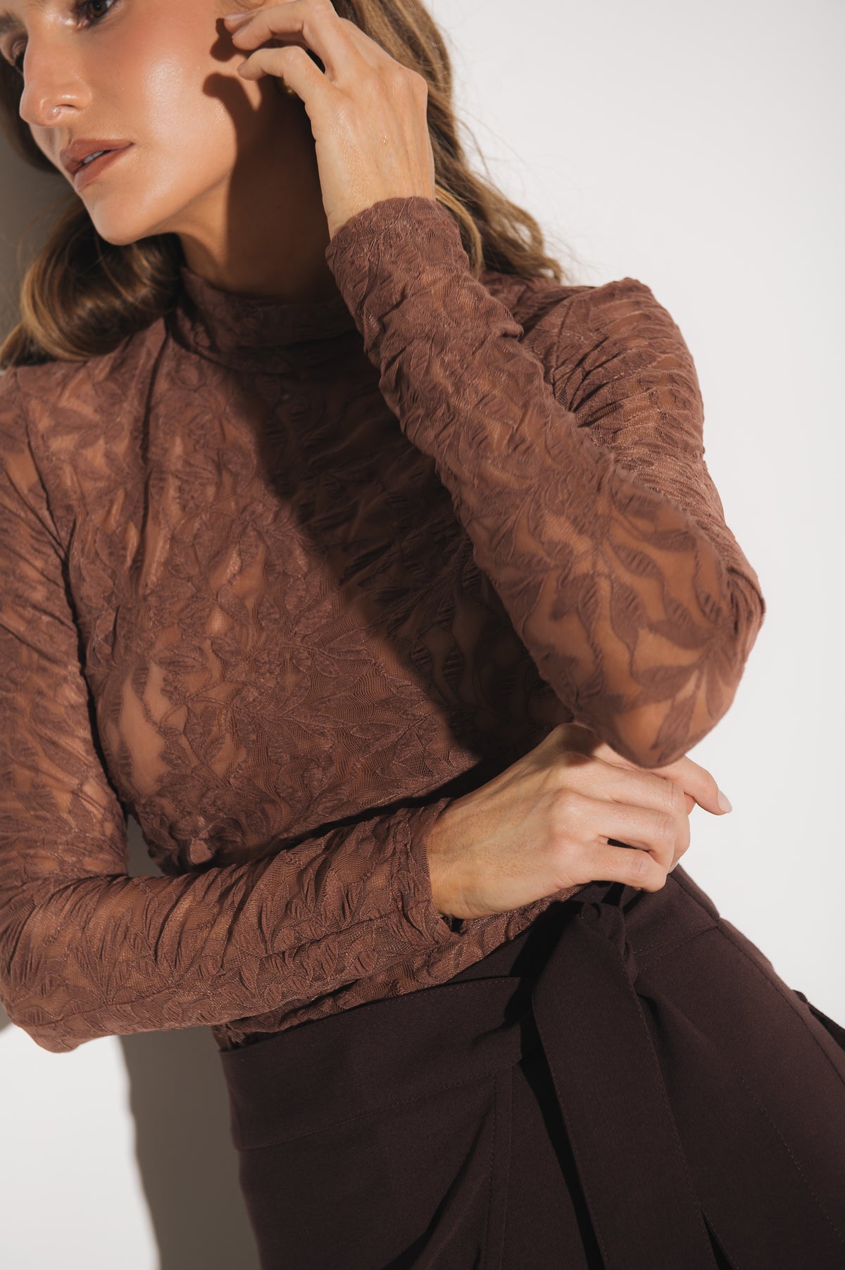Blusa Gola Alta Renda Ametista Marrom Ällie
