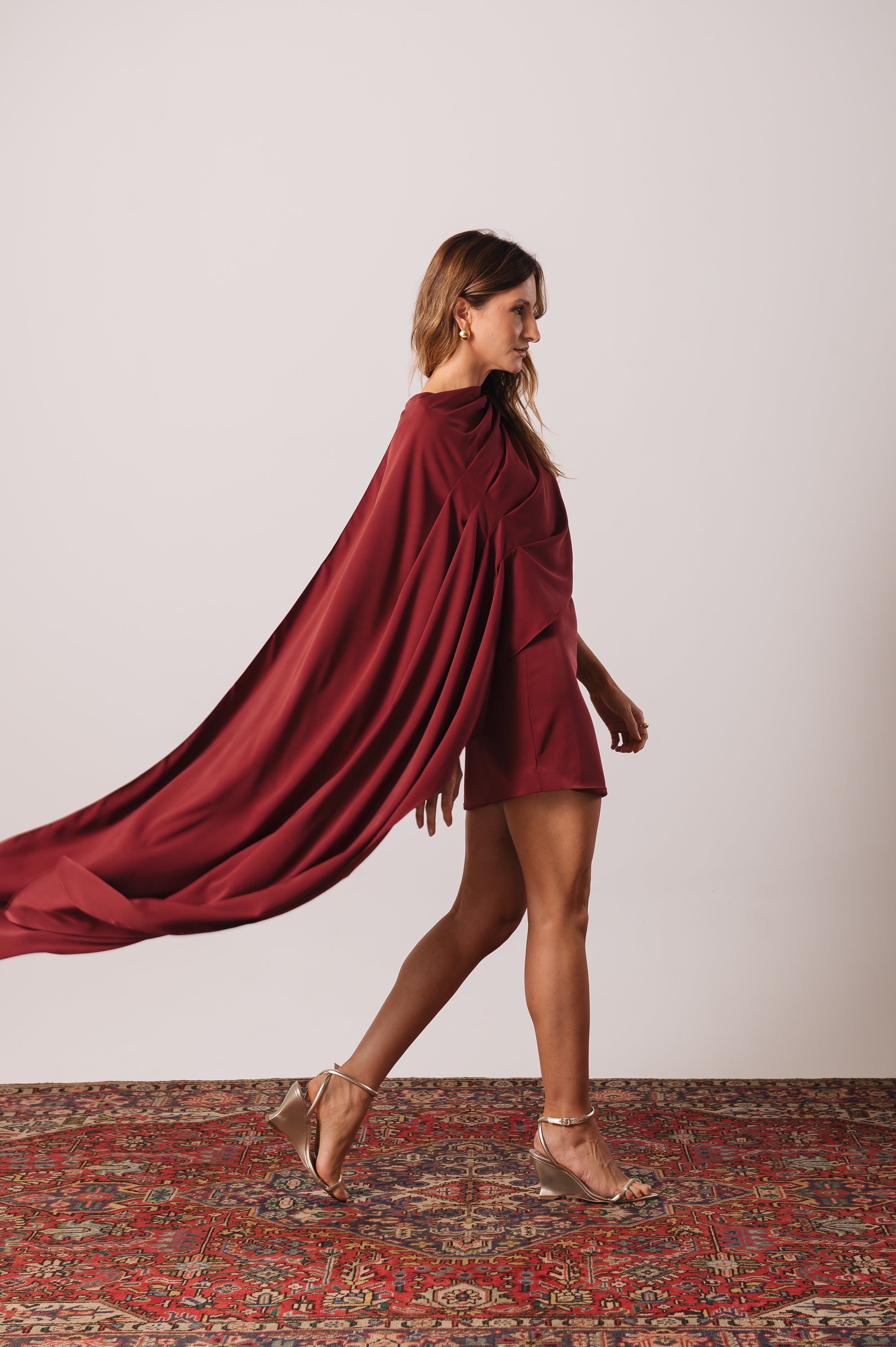 Vestido Capa Assimétrica Nathalia Marsala Ällie