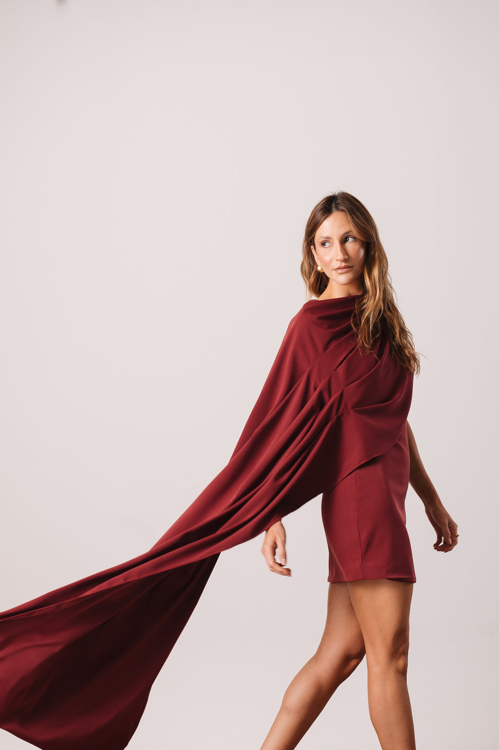 Vestido Capa Assimétrica Nathalia Marsala Ällie