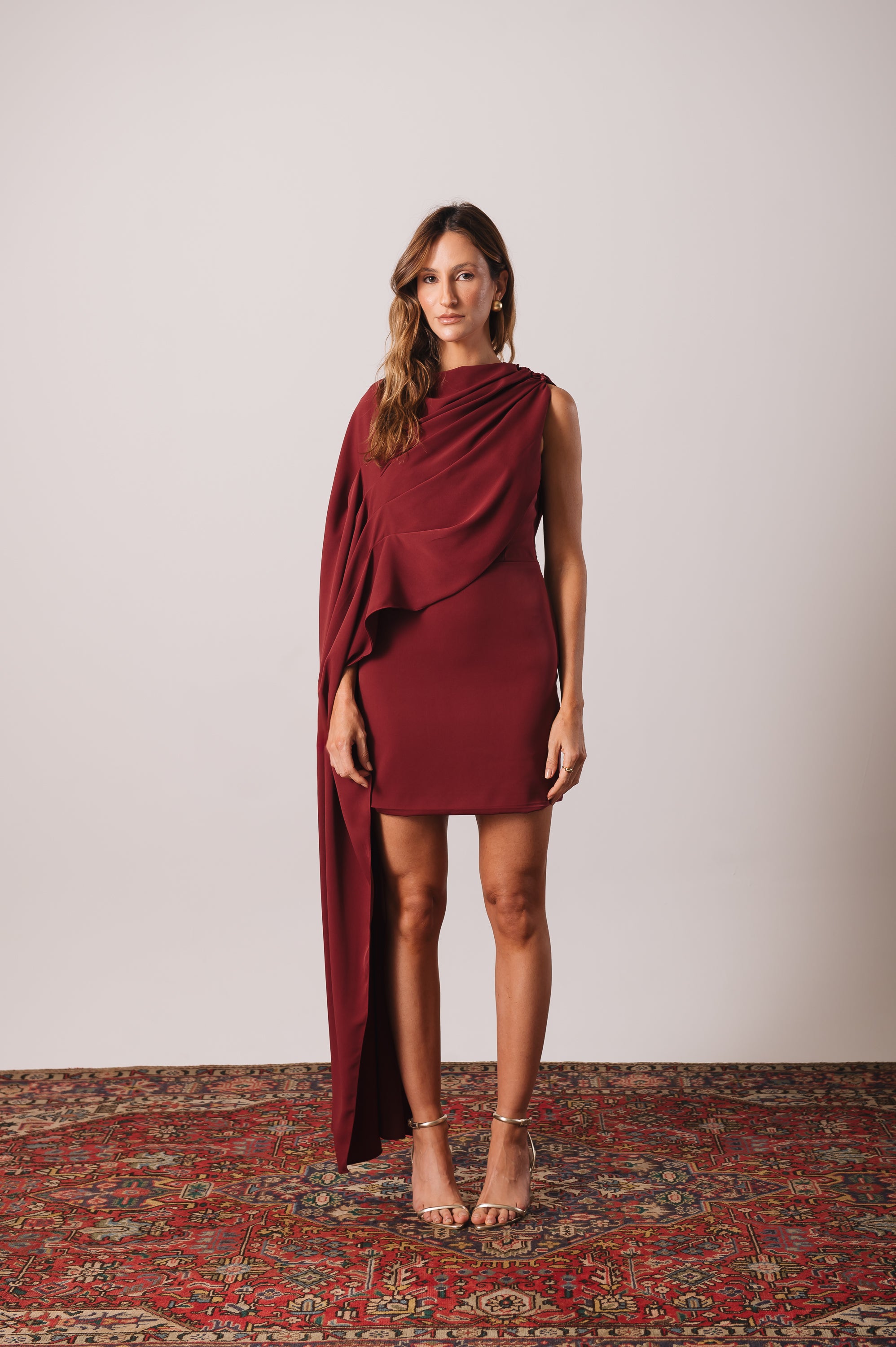 Vestido Capa Assimétrica Nathalia Marsala Ällie