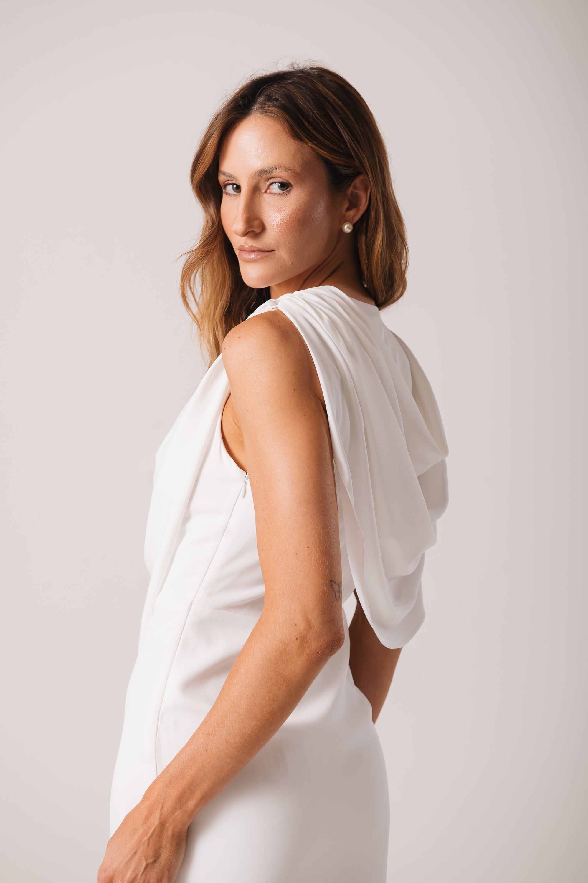 Vestido De Noiva Capa Assimétrica Nathalia Off White Ällie
