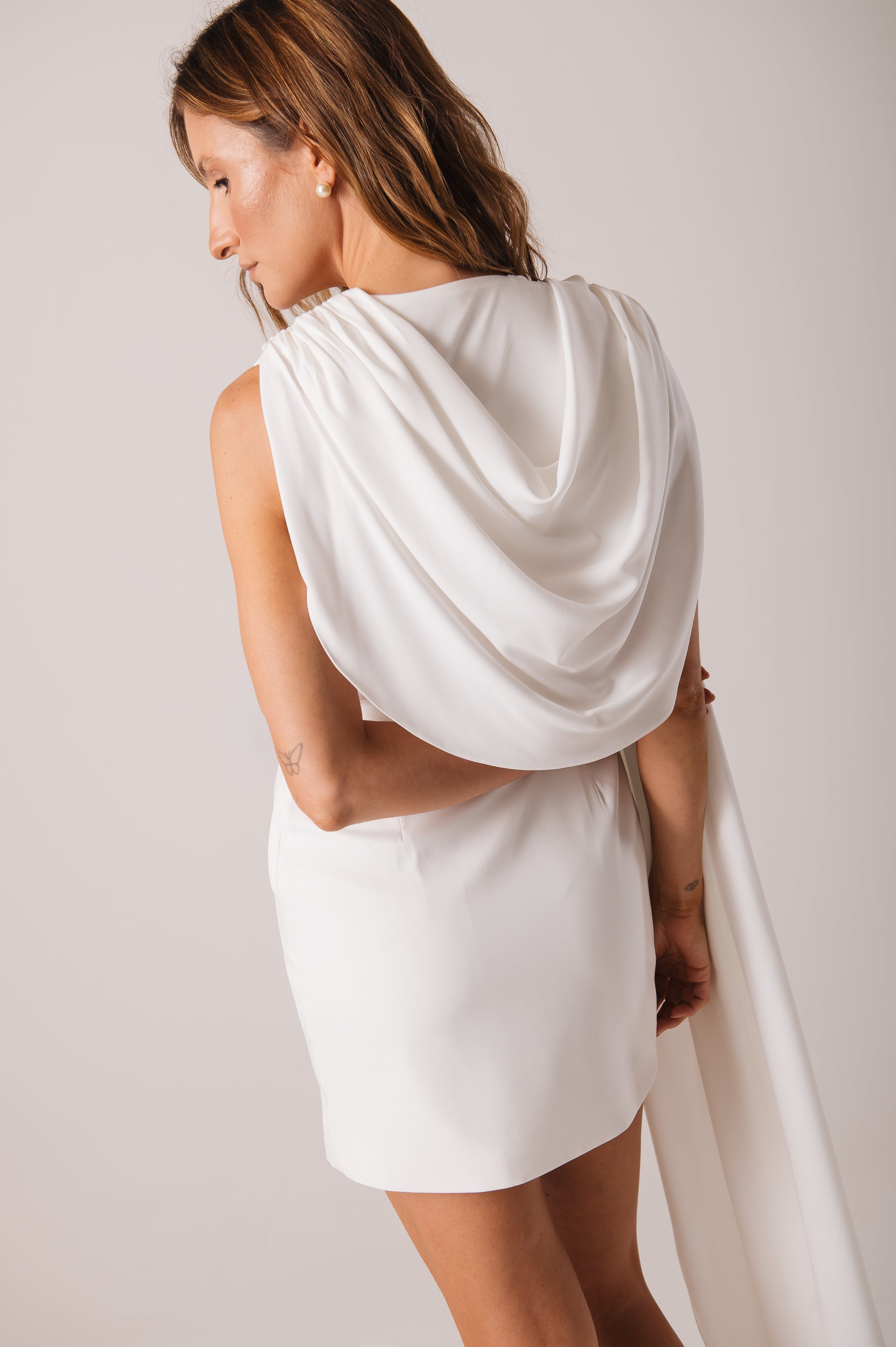 Vestido De Noiva Capa Assimétrica Nathalia Off White Ällie